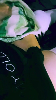 Branlette à deux mains et éjaculation avec letrape Raven