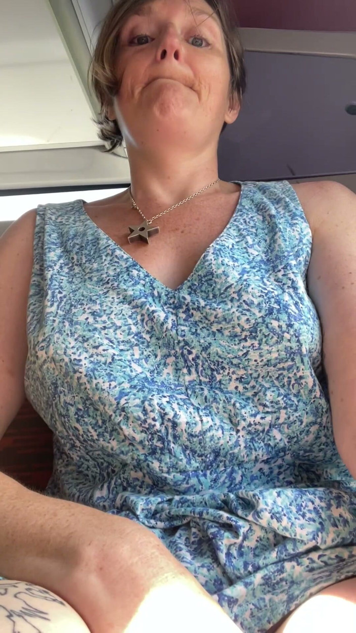 MistressWriggler: Macecha si hraje se svou páchnoucí kundičkou vzadu v autobuse,...