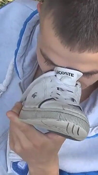 Chàng trai thể thao nóng bỏng này đang chạy bộ trong rừng khi anh ấy quyết định có một chút vui vẻ