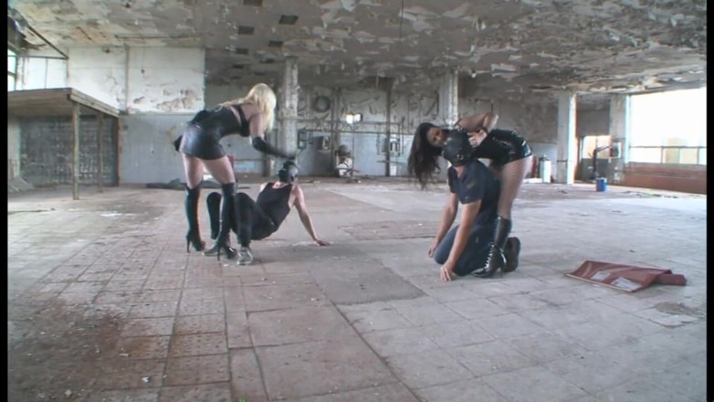 Absolute BDSM films - The original: Trio umiliante con un cazzo muscolare mascherato