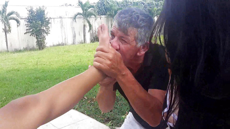 Foot Girls: Festa di leccate di piedi all'aperto