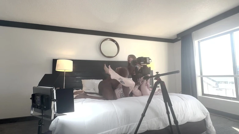 Jay Playhard: Svart kuk knullar två slampor