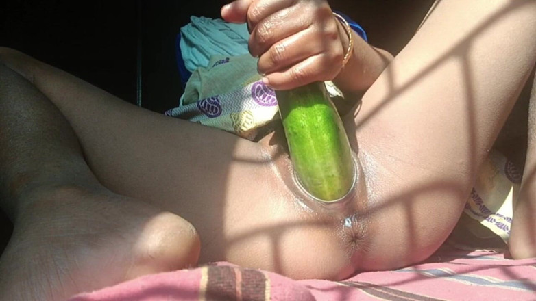 Kristinf: देसी कामुक गांव की लड़की ककड़ी के साथ हस्तमैथुन कर रही है