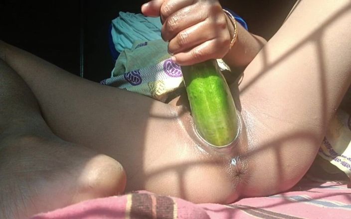 Kristinf: Desi geiles dorfmädchen masturbiert mit gurke
