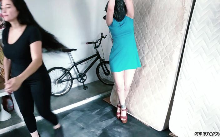 Selfgags Latina Bondage: Cô gái tiệc tùng strung up trên attic
