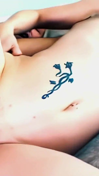 Het strakke poesje en de kont van Amber Wild worden wijd uitgerokken door een enorme lul