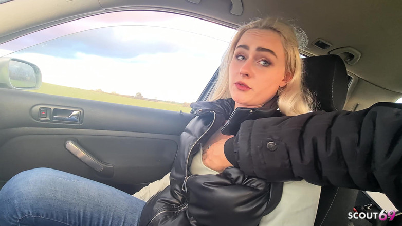 Scout69: जर्मन सुनहरे बालों वाली सहयात्री उठाओ और जोखिम भरा देखने का बिंदु कार में आउटडोर चुदाई
