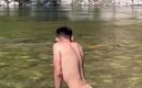Z twink: Ragazzo nudo nel fiume