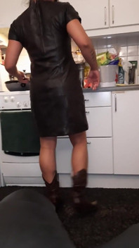 Femeie îmbrăcată în piele și cizme cowboy