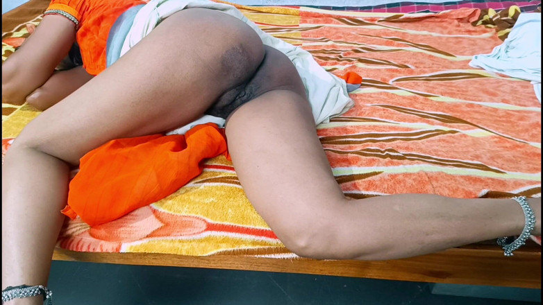 Desihotcouple: Cô vợ Ấn Độ nóng bỏng tự quay liếm âm hộ
