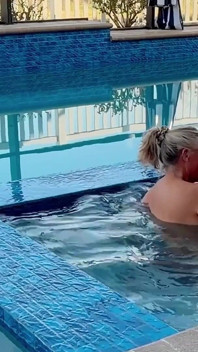 Nina își expune puiul cu câteva mișcări la piscină