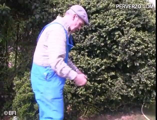 Experienced Men in Control: Blondă țâțoasă futută de iubitul ei și bătrânul grădinar