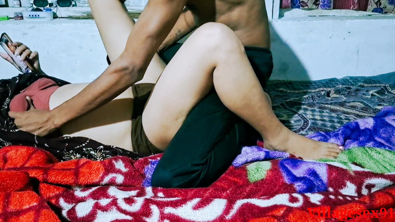 Villagesex91: Hintli çift seks yapıyor; Bir yengenin götünü siktirirken çekilmiş ev yapımı video.