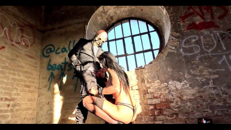 Miss Lilith devil: Bahagian 2 Berkongkek dengan Zombie