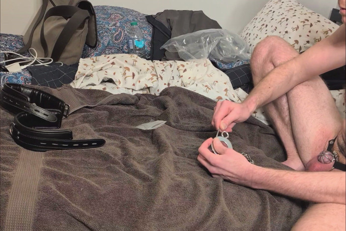 ChastitySub: Targă cu bilă cu restricții de gleznă