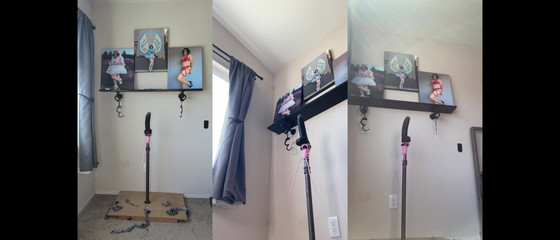 Sissy Candy: Różowa maminsynek pokojówka Candy jest zablokowana na jej stojaku dildo...