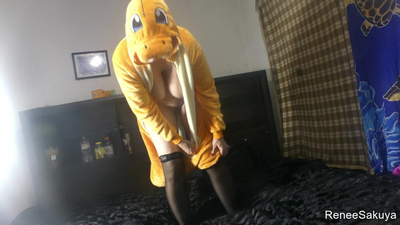 Renee Sakuya: Renee Sakuya tančí v charizardského obleku, tichý film