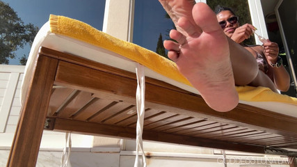 Goddess Luna Law: पूल देखने का बिंदु द्वारा पैरों की अनदेखी