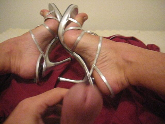 Feet Lover: Masturbándose en los bonitos tacones de Brittany y corriéndose