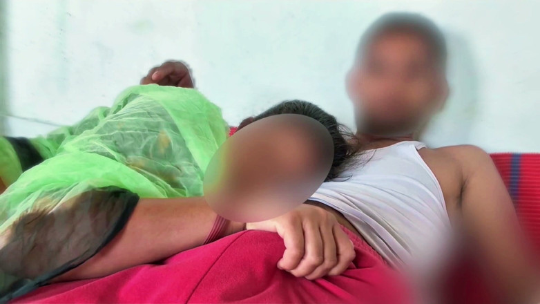 Fuckkkker: Bhabhi odpočívá na prsou jejího Devara, ale švagrová má hlad. pak...