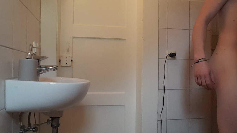 ShyBoy: Ninguém me vê no chuveiro.