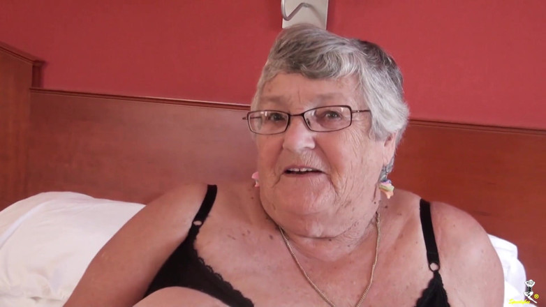 Dirty Doctors Clips - Mature British Lesbians: Strap-on-Spaß mit Trisha