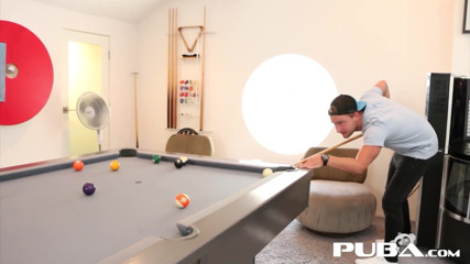 PUBA: Brooke Brand spielt sexy billard mit vans bÃ¤sen