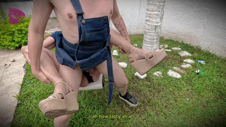 Pelaje mix: Perverse oma heuert jungen gärtner an und fickt ihn am...