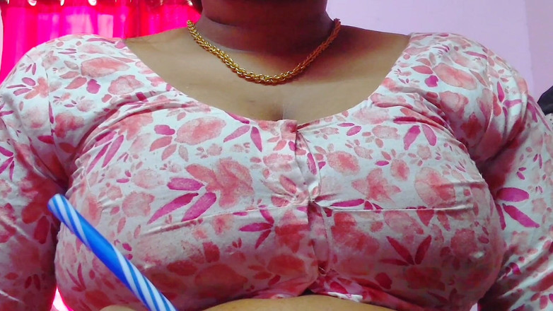 Desi Mohini: Makcik buatan sendiri menggoda teman lelakinya dengan buah dadanya