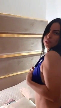 Sexy latina nosí brýle a modré spodní prádlo