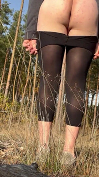 Ver a través de los pantalones al aire libre joven
