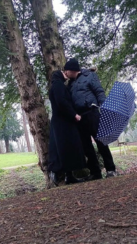 Saya bermain dengan zakar besar di luar di taman, memberikan blowjob, dan juga dikencing