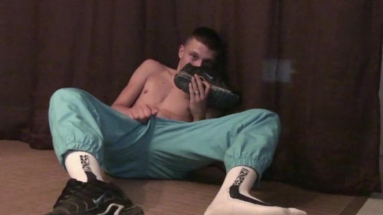Gaybareback: Teniska fetiš sket sólo