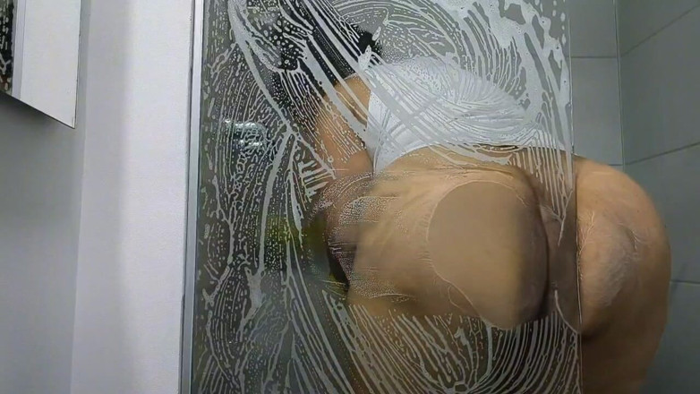Milfcaliente69: Această servitoare mă activează cu adevărat, cu fundul ei mare,...