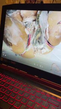 Il video sexy, bagnato e spumeggiante con gioco anale sarà presto