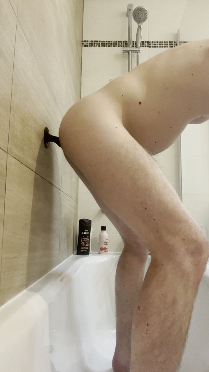 TinySimon: 年轻的法国双性恋在她的淋浴间