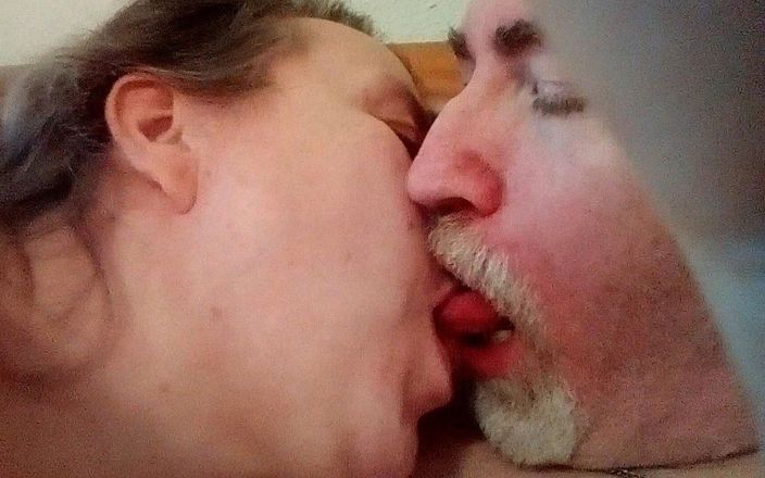 Sex hub couple: Jen和John正在亲吻的特写