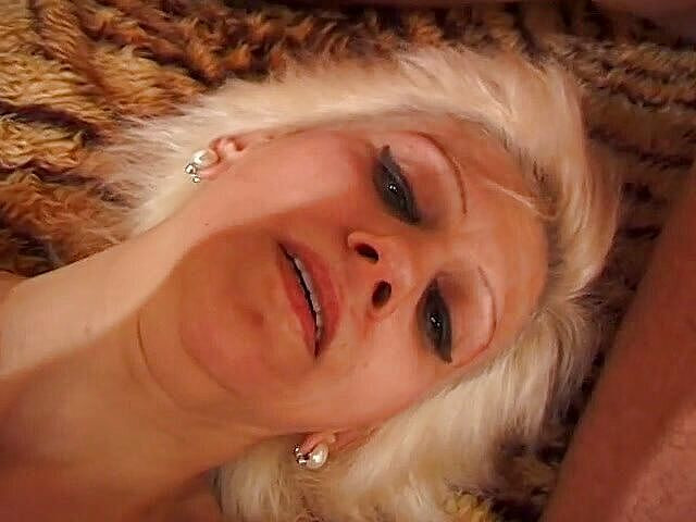 Java Consulting: Si blonde matang dicukur pepek berbulunya dan dirempuh