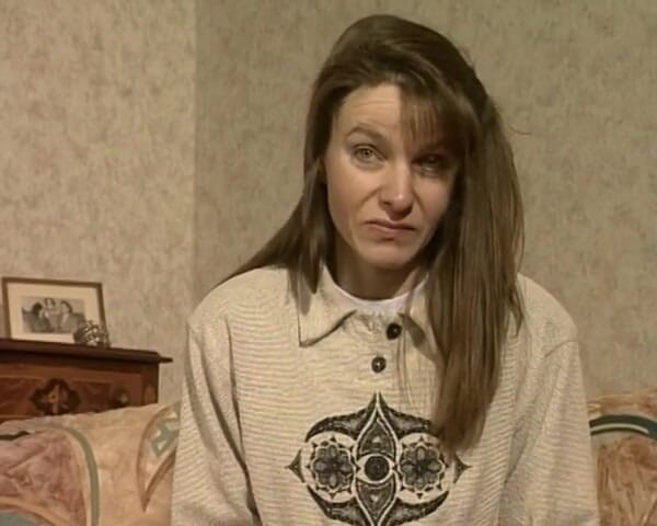 YOUR FIRST PORN: Nicole își masează păsărica păroasă