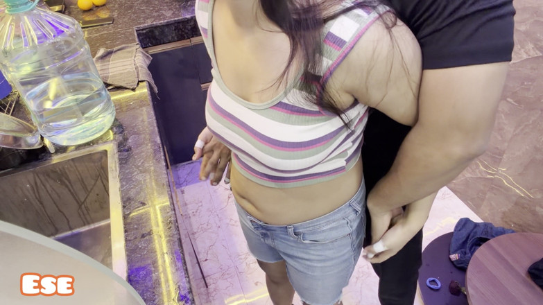 Sammy Sins: Memeluk adik ipar dari belakang dan ngentot dia di dapur