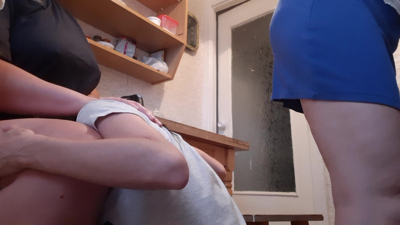 Lesbian-illusion: Zatímco naše hospodyně myla nádobí, moje přítelkyně riskantně lízala kundičku...
