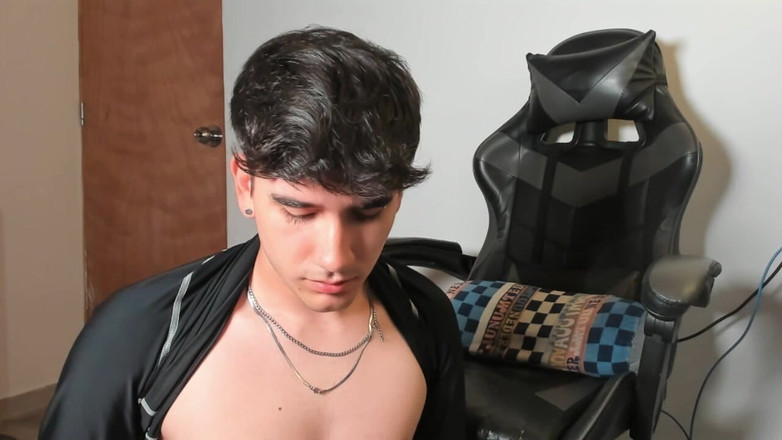 Leo J: Jonge Latino zuigt dildo en masturbeert