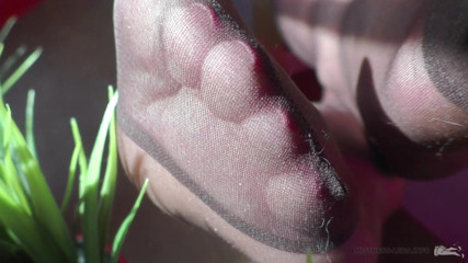 Mistress Legs: Stăpâna cu picioare în ciorapi de nailon la fereastră