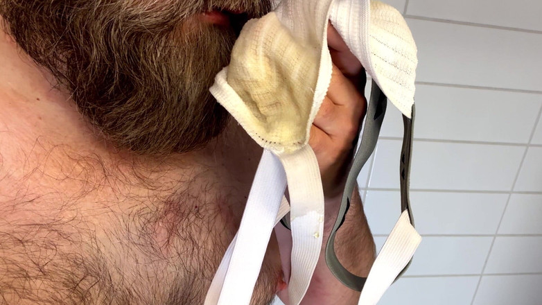 Beardedcummer: Cowok ini ngencingin cowok kulit putihnya sambil kentut