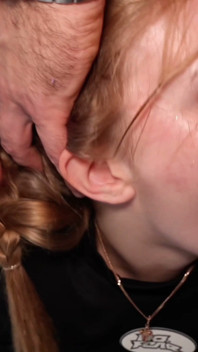 Oksana Katysheva et Kira Stone s’entrechoquent et font de la DP les énormes strap-ons de Polly Yang après que deux hommes lui aient baisé la gorge