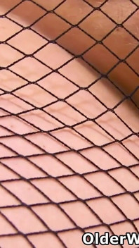 Samantha Sanders, MILF britannique à gros nichons, se doigte la chatte dans des collants résille