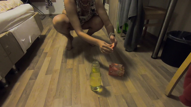 bekycarril: Bebiendo nuestro propio pis de una botella como pipí de...