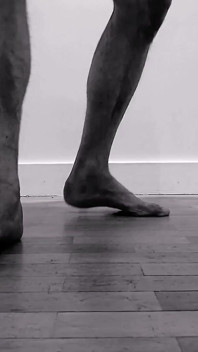 Gros Plan Sur Mes Pieds Et Mon Cul, Nu Jouant Avec Mon Vibromasseur Prostatique