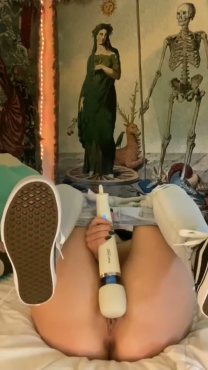 Luxx star: Cewek ini lagi asik muasin memeknya pakai vibrator sampai orgasme...