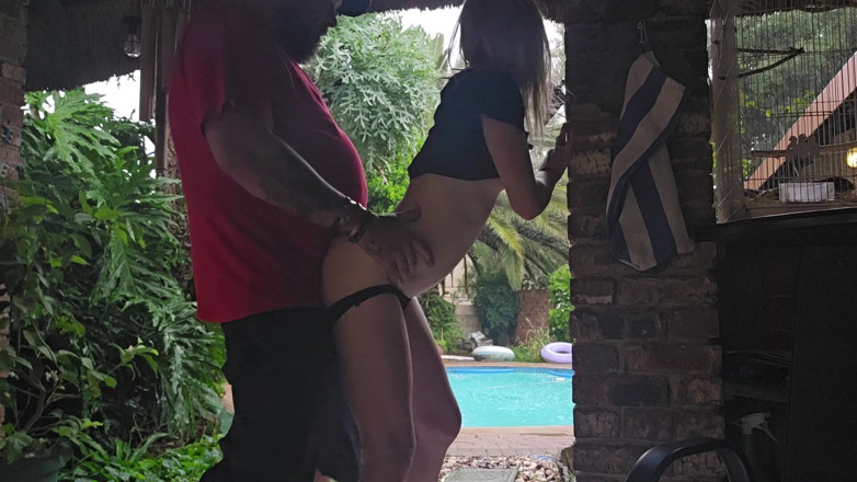 Sparowdox: 18-letnia dziewczyna zerżnięta na zewnątrz podczas burzy